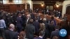 英国首相约翰逊面临政治生存之战