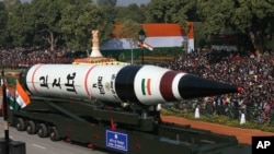 2013 年 1 月 26 日在印度新德里舉行閱兵式上展示了遠程彈道 Agni-V 導彈。