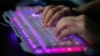Prince, anggota kelompok peretas Red Hacker Alliance, sedang memantau situs web yang memonitor serangan siber global dari kantor mereka di Dongguan, Provinsi Guangdong, China, 4 Agustus 2020. (Foto: Nicolas Asfouri/AFP)