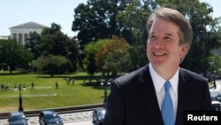 Brett Kavanaugh di pelataran Gedung Capitol, Washington DC, dengan latar belakang Gedung Mahkamah Agung AS, 10 Juli 2018. (Foto: dok).