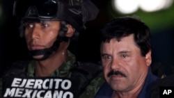Gembong narkoba Meksiko Joaquin "El Chapo" Guzman, kanan, dikawal oleh tentara dan marinir menuju helikopter, di Mexico City, 8 Januari 2016. 