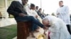 የካቶሊኮች መሪ አባ ፍራንሲስ የስደተኞችን እግር በማጠብ ትህትና ሲያሳዩ