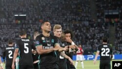 Casemiro dari Real Madrid merayakan gol kedua dengan rekan timnya saat melawan Manchester United di pertandingan Piala Super Eropa di Stadion Philip II di Skopje, Makedonia, 8 Agustus 2017.