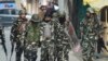 Tentara mengevakuasi seorang rekan yang terluka setelah ledakan granat di sebuah pasar di Srinagar pada 4 November 2019. Dua tentara tewas di Kashmir yang dikelola India pada Jumat (5/5). (Foto: AFP)