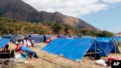 Warga tinggal di tenda-tenda pasca gempa di Sembalun, Lombok hari Minggu (5/8) lalu. Gempa susulan yang terjadi Kamis (9/8) siang memaksa warga kembali mendirikan tenda.