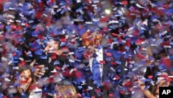 Obama tersenyum dibalik tebaran confetti setelah menyampaikan pidato kemenangannya di depanp ara pendukungnya di Chicago, Rabu dini hari (7/11/2012)