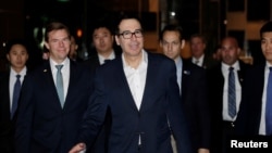即將參加美中高級別貿易談判的美國財政部長姆努欽抵達北京的一家酒店。（2019年2月12日）