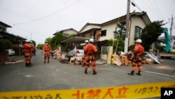 救援人員在地震災區現場
