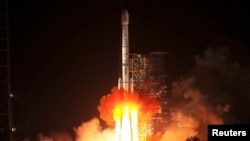 长征-3B远载火箭发射升空把携带玉兔月球车的嫦娥三号探测器送上太空