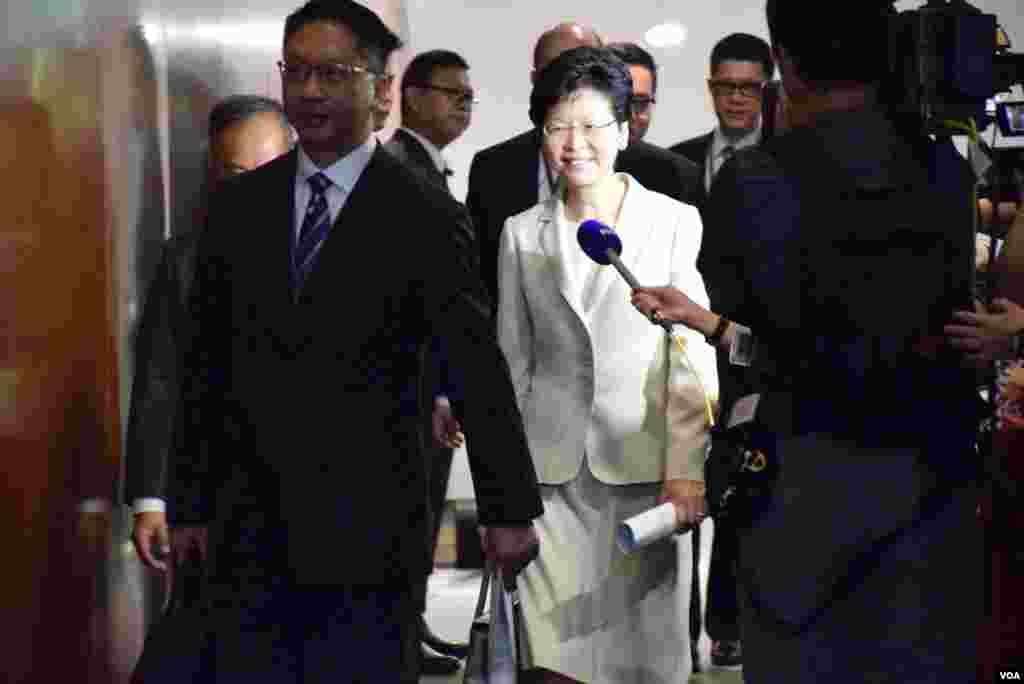 香港政務司司長林鄭月娥步入會議廳前沒有回應記者提問。(美國之音 湯惠芸攝)