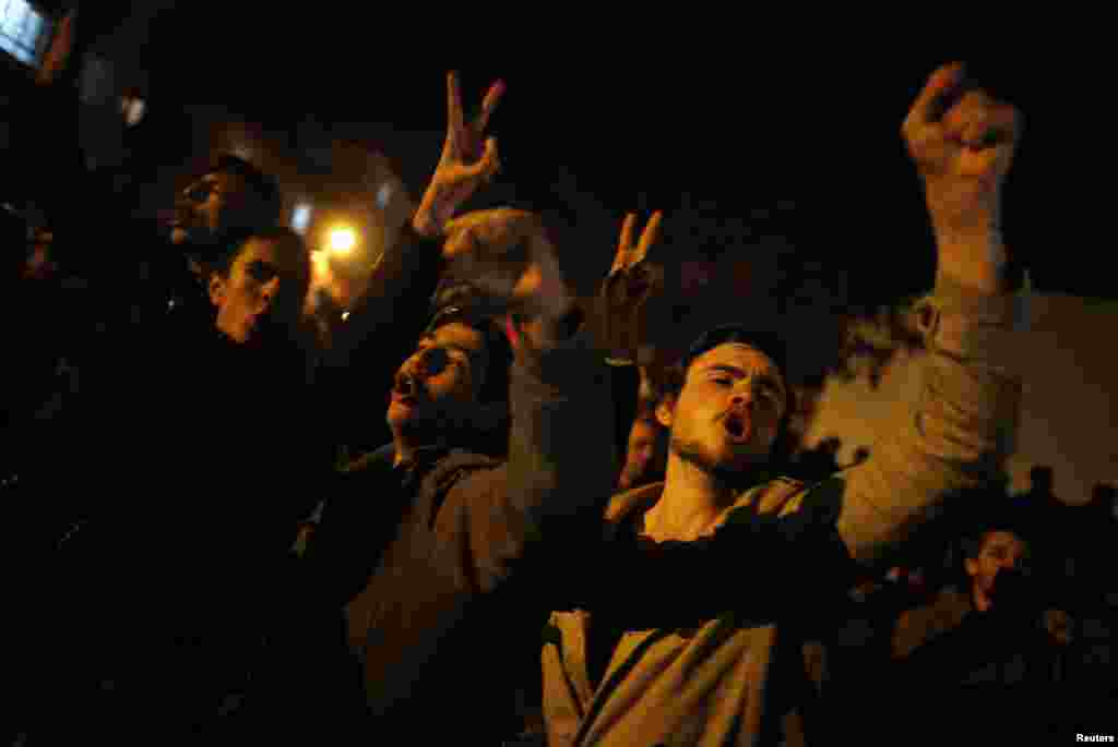 Pendukung oposisi utama Partai Republik Rakyat meneriakkan slogan anti pemerintah di luar Komite Pemilu Cankaya, pusat pengumpulan suara lokal di Ankara, 31 Maret 2014.