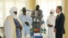 Menteri Luar Negeri AS Antony Blinken, kanan, bertemu dengan tokoh adat dan pejabat Nigeria dari daerah Hamdalaye, di Niamey, Niger, Kamis, 16 Maret 2023. (Foto: via AP)