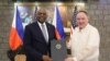 Menteri Pertahanan AS Lloyd Austin dan Menteri Pertahanan Filipina Gilberto Teodoro berpose usai menandatangani General Security of Military Information Agreement (GSOMIA) di Camp Aguinaldo, Quezon City, Metro Manila, pada 18 November. (Foto: AFP)