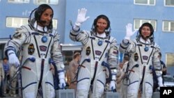 Astronot AS Joseph Acaba (kiri), astronot Rusia Gennady Padalka (tengah) dan Sergei Revin (kanan) sesaat sebelum memasuki roket Soyuz-FG yang memberangkatkan mereka dari landasan pacu roket di Kazakhstan menuju ke stasiun antariksa, ISS (15/5).